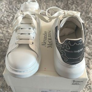 Alexander McQueen Men’s Sneaker. White/Black/Silver